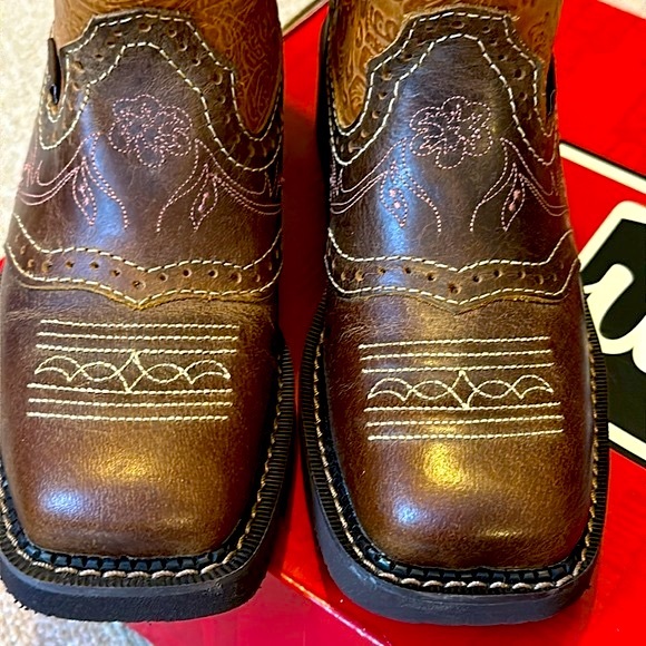 NEW! Justin Boots - women’s size 6 - embossed flowers - tan frenzy - Picture 3 of 14